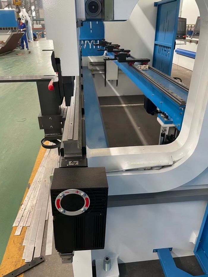 AHYW Yawei cnc press brake Wila motorized crowning table