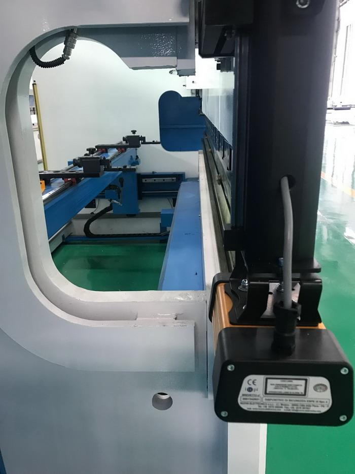 Yawei 3m CNC Press brake ESA S640 touch screen controller Italy DSP MCS Laser safety controller